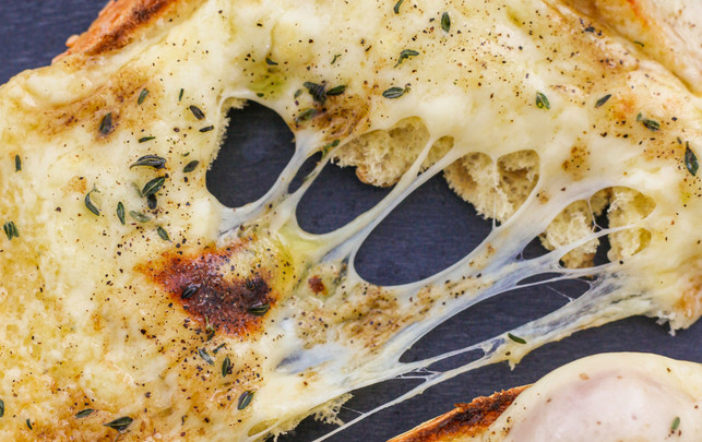 Ich bin Veganer, aber in 3 Fällen esse ich trotzdem Tierprodukte Geschmolzener Käse