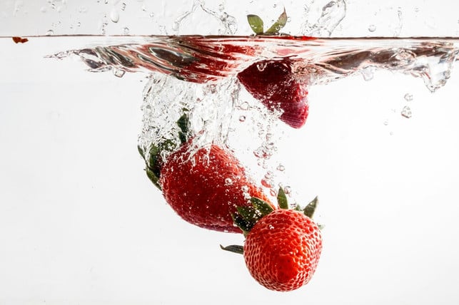 so-waeschst-du-erdbeeren-richtig-mit-gruen-und-in-e-cc0-unsplash-gianluca-gerardi-240514_download So wäschst du Erdbeeren richtig: Mit Grün und in einem Wasserbad.