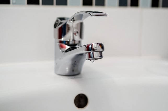 fuer-die-augendusche-eignen-sich-sterile-kochsalzloe-cc0-pixabay-jarmoluk-190523_download Für die Augendusche eignen sich sterile Kochsalzlösung und warmes Leitungswasser.