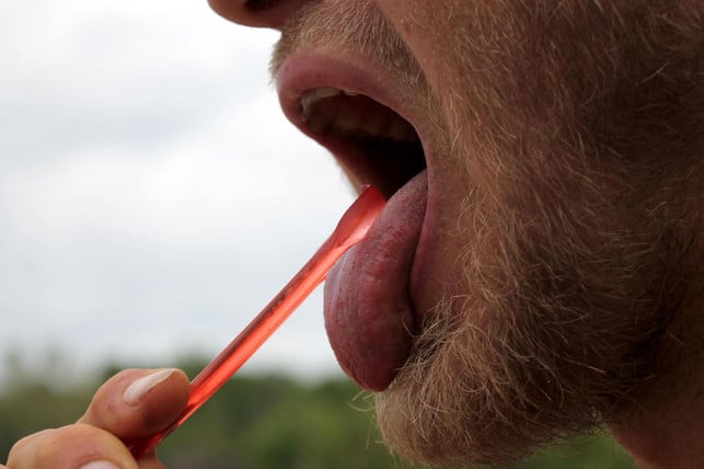 mit-einem-speziellen-zungenschaber-kannst-du-die-z-pascal-thiele-utopiade-190515_download Mit einem speziellen Zungenschaber kannst du die Zunge am besten reinigen.