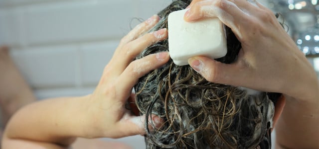 Festes Shampoo mit NATRUE-Siegel – plastikfrei Haare waschen