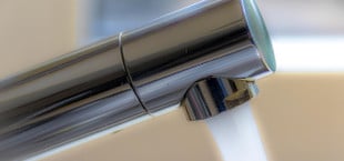 Leitungswasser erstmal laufen lassen: Notwendig – oder Wasserverschwendung?