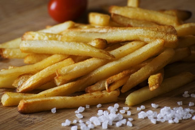 in-frittierten-lebensmittel-koennen-transfettsaeuren-cc0-pixabay-stocksnap-231030_download In frittierten Lebensmittel können Transfettsäuren enthalten sein.