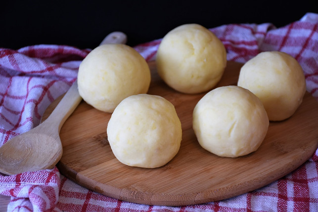die-zwetschgen-knoedel-werden-erst-gekocht-und-dann-cc0-pixabay-ritae-190814_download Die Zwetschgenknödel kochst du zuerst und wälzt sie dann in geröstetem Paniermehl.