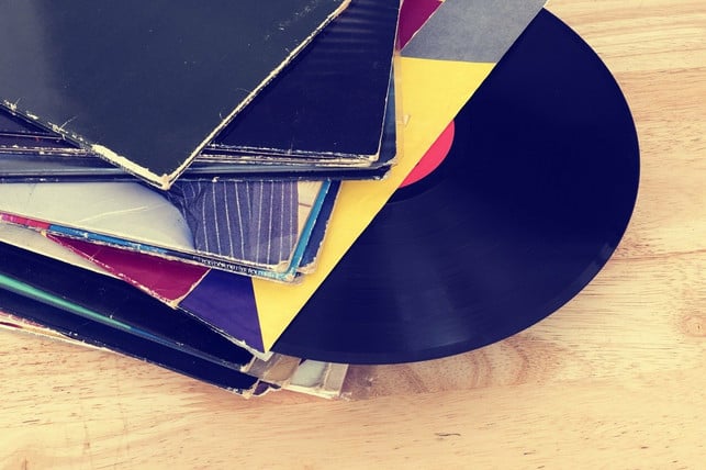 beschaedigte-schallplatten-entsorgst-du-am-besten-ue-cc0-pixabay-inspiredimages-220110_download Beschädigte Schallplatten entsorgst du am besten über einen Wertstoffhof.