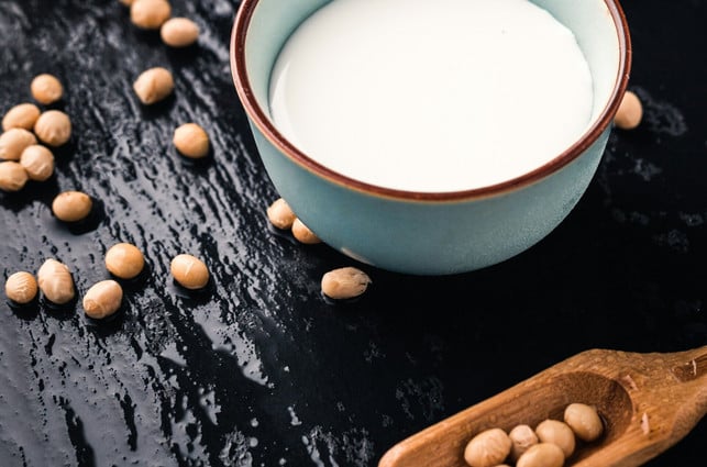 pflanzenmilch-aus-dem-supermarkt-besteht-nicht-imm-cc0--unsplash--mae-mu-251022_download Pflanzenmilch aus dem Supermarkt besteht nicht immer nur aus der Grundzutat und Wasser.