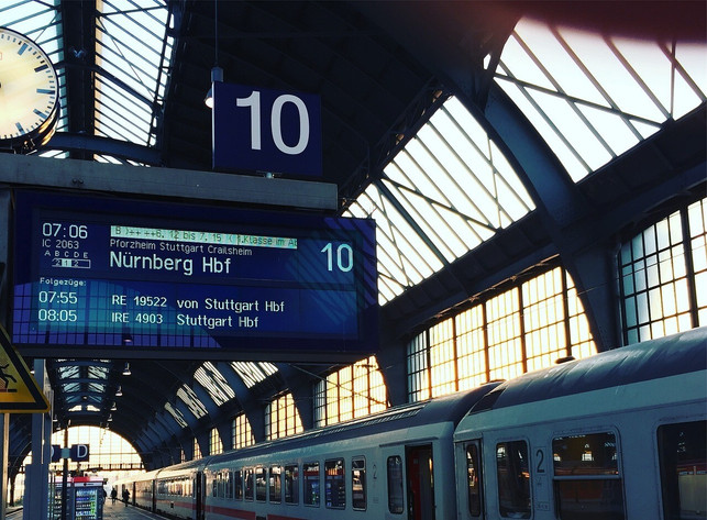 deine-fahrkarte-kannst-du-nicht-nur-am-automaten-k-cc0-pixabay-oliverheim-230819_download Deine Fahrkarte kannst du nicht nur am Automaten kaufen – auch im Reisezentrum, bei dem oder der Zugbegleiter oder in der App bekommst du dein Ticket.