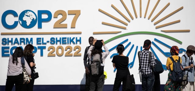 Ägypten, Sharm El-Sheikh: Teilnehmer:innen stehen vor dem Logo des UN-Klimagipfels COP27