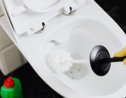 WC putzen: Wann du die Toilette nicht nur putzen, sondern desinfizieren solltest