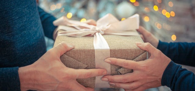Um Weihnachtsstress zu entgehen, kannst du mit deiner Familie Lösungen für Geschenke finden.