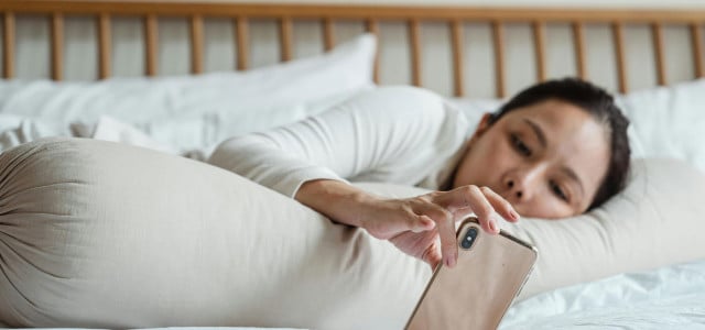 Nachts am Handy: Schlechter Schlaf gefährdet die Gesundheit