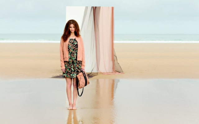 ethical-fashion-show-z-skunfunk-170123-640x400 Ethical Fashion Show 2017: Label Skunkfunk, Frau am Strand mit Kleid