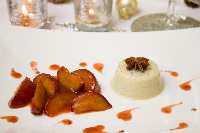 dieses-winterliche-dessert-ist-schnell-zubereitet-cc0-pixabay-einladung_zum_essen-180905_download Wenn du die Zwetschgen bereits im Herbst einkochst, kannst du dieses Weihnachtsdessert nachhaltig zubereiten.