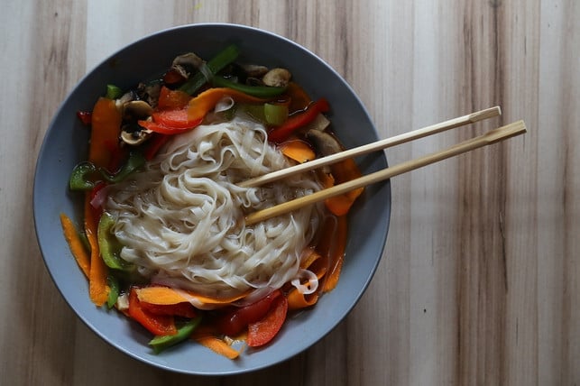traditionelle-asiatische-suppe-mit-nudeln-und-gemue-cc0-pixabay-aedrozda-190130_download Traditionelle asiatische Suppe mit Nudeln und Gemüse.