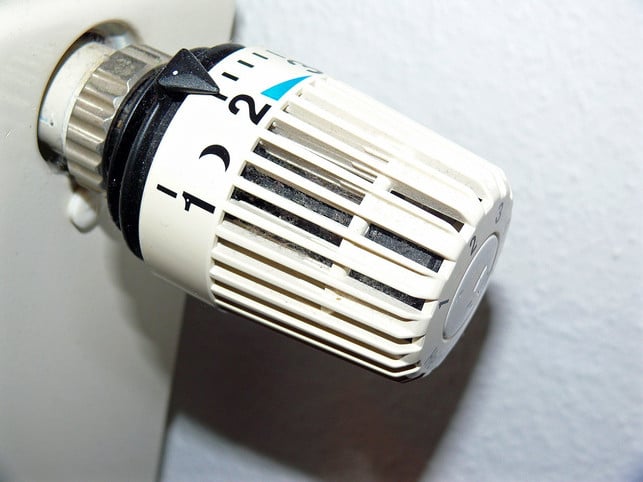 loese-den-silbernen-schraubring-um-das-thermostat-cc0-pixabay-moritz320-220116_download Löse zunächst den silbernen Schraubring, um das Thermostat wechseln zu können.