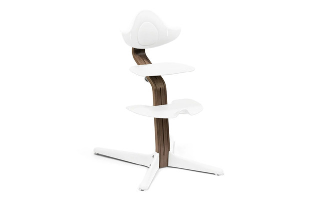 nomichair-ku-stokke-230623-1920x1209-1 Hochstuhl mit einem vierteiligen Fuß und einer mittleren Strebe.