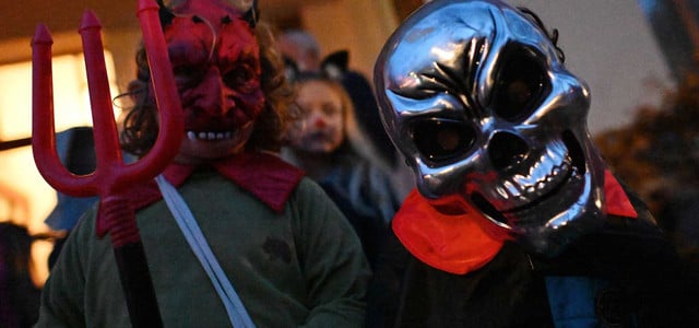 Darf ich Kindern abgelaufene Süßigkeiten schenken? Wann beginnt Sachbeschädigung an Halloween? Rechtsexperte klärt auf (Foto: Swen Pförtner/dpa/dpa-tmn) Darf ich Kindern abgelaufene Süßigkeiten schenken? Wann beginnt Sachbeschädigung? Rechtsexperte klärt auf