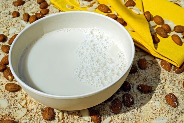 selbst-gemachte-mandelmilch-ist-rund-fuenf-tage-gen-cc0-pixabay-couleur-201207_download Selbst gemachte Mandelmilch ist rund fünf Tage genießbar.