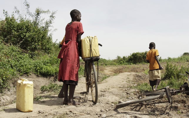 klimawandel-frauen-maedchen-uganda-pb-cc0_Charles-Nambasi_210504-1280x800 Der Klimawandel begünstigt Dürren und lange Wege zum Wasserholen