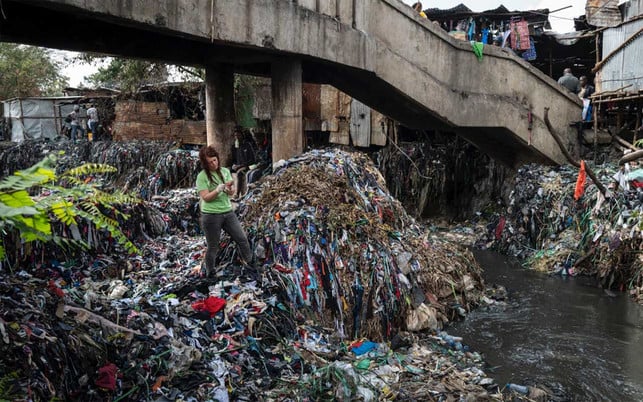 An Flüssen und Siedlungsgrenzen häufen sich Berge mit Kleidung aus westlichen Ländern. An Flüssen und Siedlungsgrenzen häufen sich Berge mit Kleidung aus westlichen Ländern.