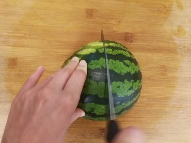 halbiere-die-beiden-melonenhaelften-um-viertel-zu-copyright-utopia-inke-klabunde-190628_download Halbiere die beiden Melonenhälften, um Viertel zu erhalten.