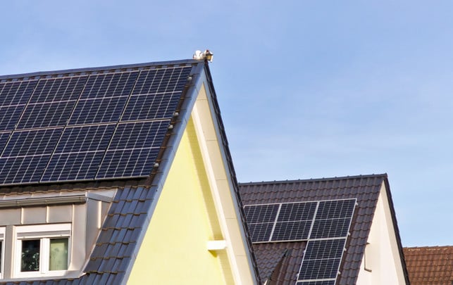 Photovoltaik: Einsepeisevergütung ist wichtigste Förderung Hausdächer, auf denen mehrere Solarmodule installiert sind