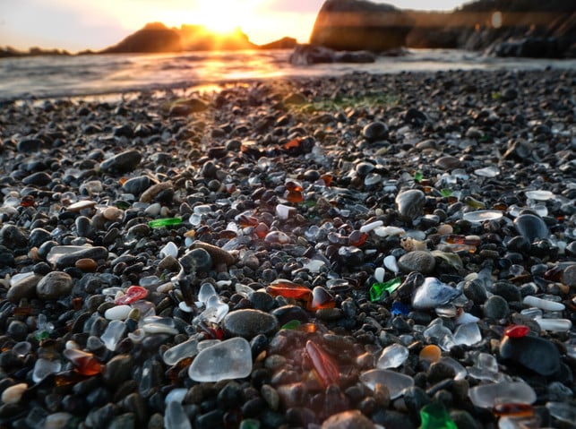 glass-beach-also-glas-strand-in-kaliforinen-is-cc0-unsplash-joshua-sortino-230802_download "Glass Beach", also Glas-Strand, in Kaliforinen ist einer der bekanntesten Fundorte für Meerglas.