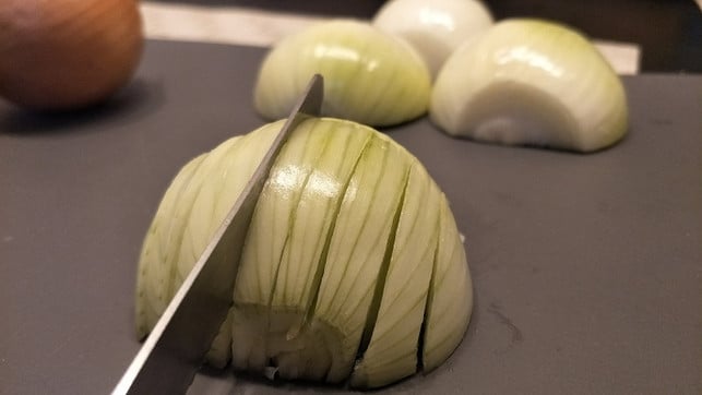 zwiebel-schneiden-schritt-1-sven-christian-schulz-utopia-180316_download Zwiebel schneiden - Schritt 1