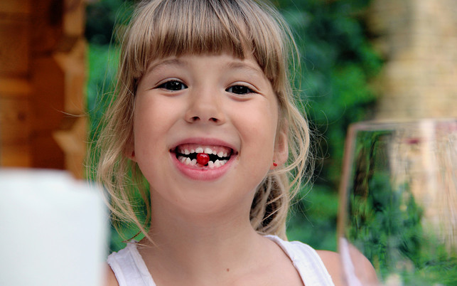 Kind Mädchen Beere Wichtig: Freude am gesunden Essen vermitteln