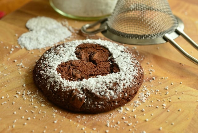 deine-veganen-schokokekse-kannst-du-nach-belieben-cc0-pixabay-congerdesign-181015_download Die veganen Schokokekse kannst du nach Belieben mit Puderzucker dekorieren.