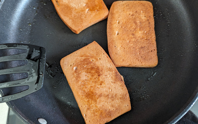 veganer-leberkaese-greenforce-pfanne-bw-230719-1920x1209 Einfach anbraten: Die Zubereitung der Fleischalternative ist denkbar einfach.