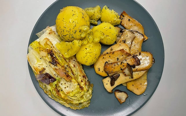 Festliche Hauptspeise fürs vegetarische Weihnachsmenü: Gebratener Chicoree mit Kräuterseitlingen Festliche Hauptspeise fürs vegetarische Weihnachsmenü: Gebratener Chicoree mit Kräuterseitlingen