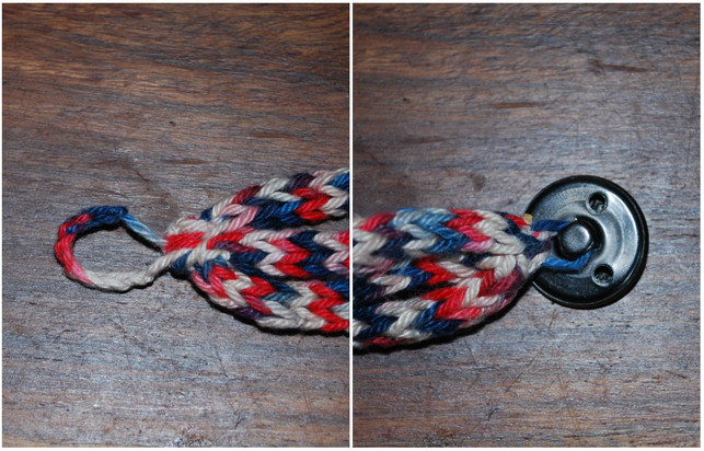 der-verschluss-fuer-das-gestrickte-armband-besteht-melanie-von-daake-utopia-180524_download Der Verschluss für das gestrickte Armband besteht aus einem Knopf und einer geflochtenen Schlaufe.