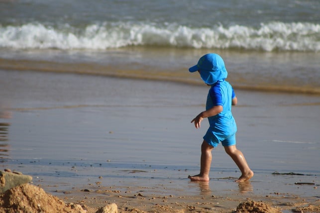 bei-kindern-gilt-es-neben-den-sonnencreme-regeln-cc0-pixabay-taniadimas-220802_download Bei Kindern gilt es, neben den generellen Sonnencreme-Regeln weitere Vorsichtsmaßnahmen zu beachten.