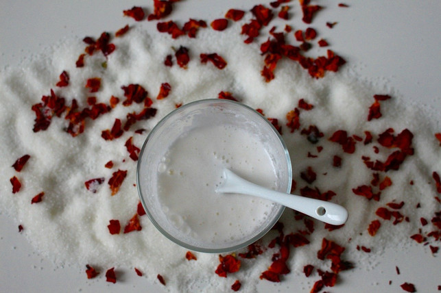 ein-selbstgemachtes-peeling-kannst-du-im-home-spa-cc0-pixabay-monfocus-210929_download Ein selbstgemachtes Peeling kannst du für eine Wellness-Kur zu Hause zur Gesichtspflege nutzen.