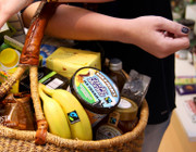 Wie wirksam ist Fairtrade? Korb mit Fairtrade-Produkten