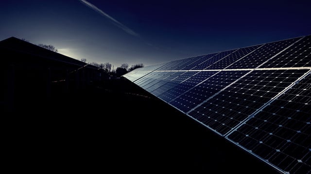 Dunkelflaute einfach erklärt: Warum sie Strom teurer macht – und warum mehr Ökostrom die Lösung ist Dunkelflaute einfach erklärt: Warum sie Strom teurer macht – und warum mehr Ökostrom die Lösung ist