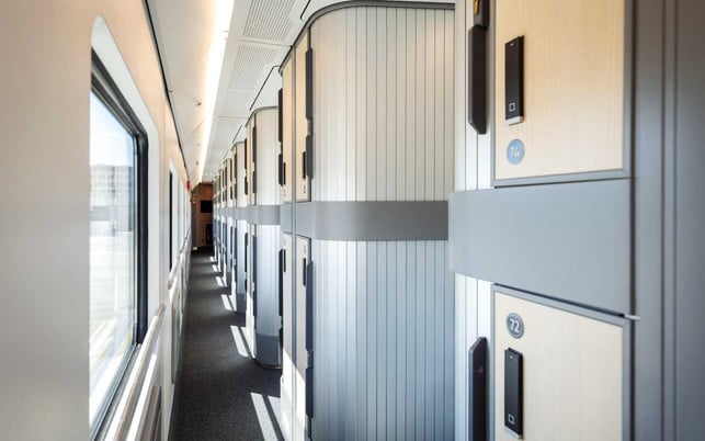 Der Gang zwischen Fenster und zu den Mini Cabins. Der Gang zwischen Fenster und zu den Mini Cabins.