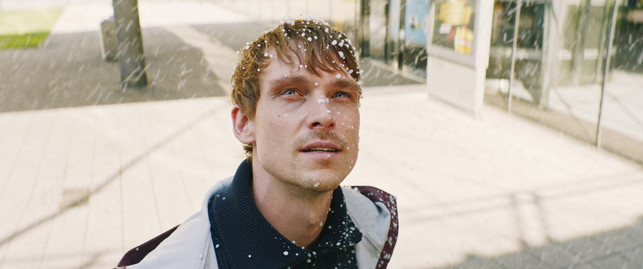fynn-daniel-straesser-versucht-mit-nur-100-dingen-filmwelt-foto-lichtblickniklas-lindschau-220503_download Fynn (Daniel Sträßer) versucht, mit nur 100 Dingen zu leben.