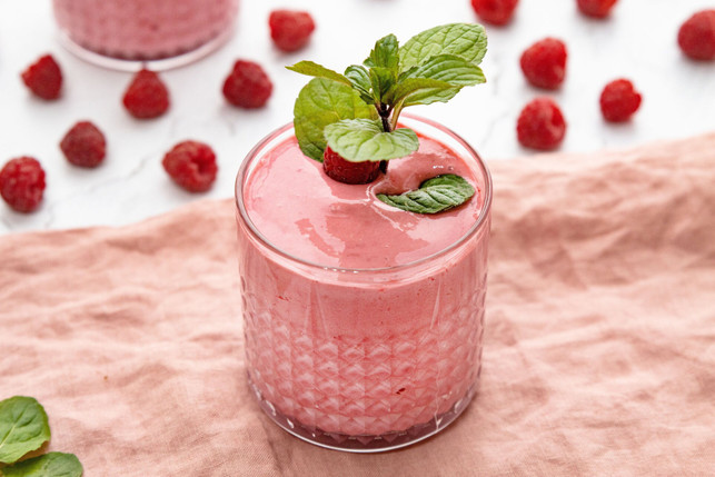 himbeeren-kannst-du-pur-oder-zum-beispiel-als-zuta-cc0--pixabay--eatde-250723_download Himbeeren kannst du pur oder zum Beispiel als Zutat in einem Smoothie genießen.