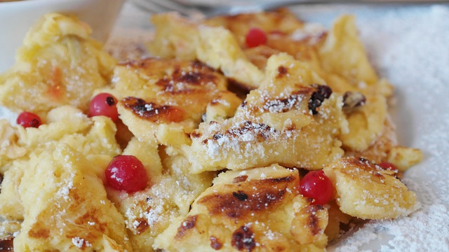 Kaiserschmarrn: Einfaches Grundrezept für die österreichische Süßspeise ...