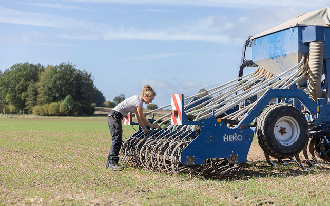 Beim-Ausbringen-der-Saat-auf-dem-Kroegelhof-in-Oberfranken-packen-alle-mit-an1280x800px Bio Saatgut ausbringen