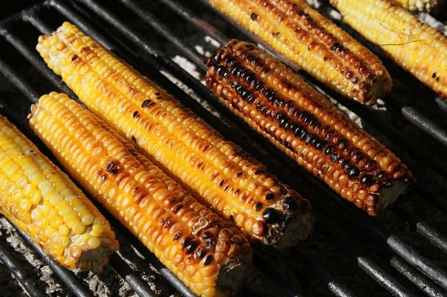 maiskolben-grillen-ist-nicht-schwer-du-solltest-s-cc0-pixabay-byrev-190329_download Maiskolben zu grillen ist nicht schwer. Du solltest sie nur regelmäßig wenden, damit sie gleichmäßig braun werden.