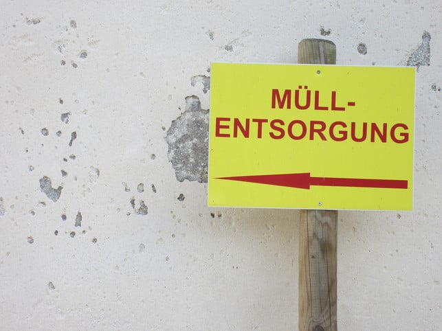 auf-einem-wertstoffhof-wird-die-farbe-von-fachleut-cc0-pixabay-carisma-training-180724_download Auf einem Wertstoffhof kannst du flüssige Farbe entsorgen.