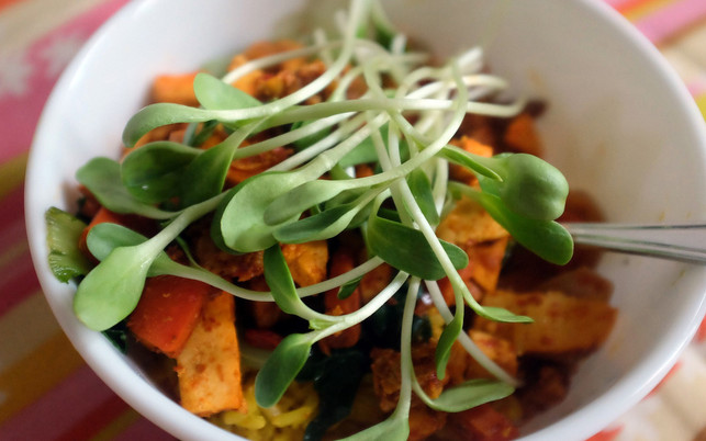 Microgreens Keimlinge Sprossen Wegen ihres Geschmacks eignen sich Microgreens und Keimlinge als würzende Zutat