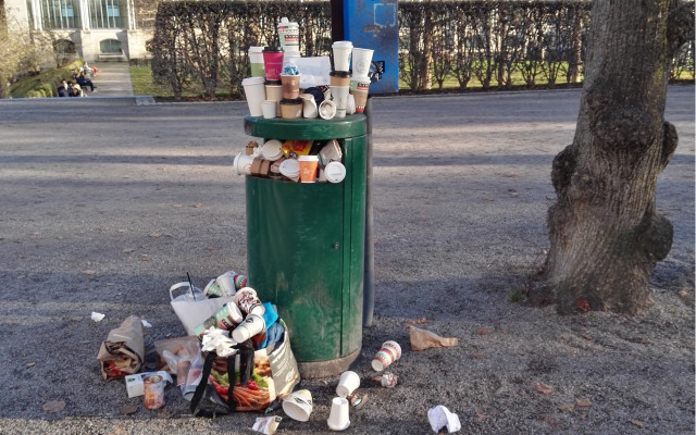 muelleimer-essensverpackungen-pappbecher-utopia-lp-201122-1280-800 Überfüllter Mülleimer in Corona-Pandemie