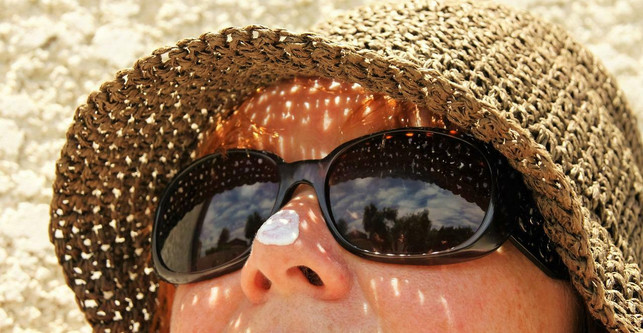 Eine wichtige Sonnencreme-Regel betrifft die Menge: Idealerweise sollten bis zu vier Esslöffel pro Sonnenbad aufgetragen werden. Eine wichtige Sonnencreme-Regel betrifft die Menge: Idealerweise sollten bis zu vier Esslöffel pro Sonnenbad aufgetragen werden.