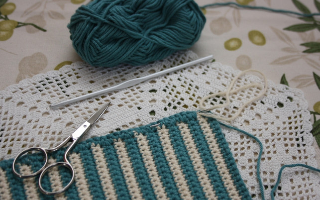 fadenenden-unsichtbar-vernaehen-maria-hohenthalutopia-190910_download Die Fadenenden bei dem gehäkelten Topflappen solltest du unsichtbar vernähen.