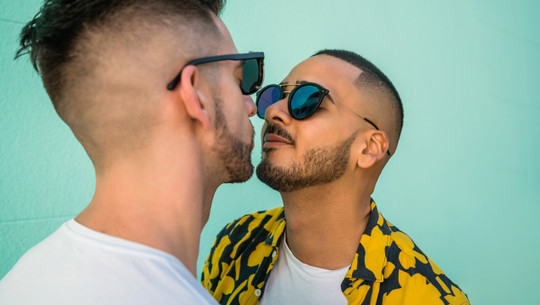 Gay couple hugging and kissing in the street. filme serien sex