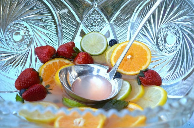 zusammen-mit-obst-der-saison-kannst-du-aus-weinres-cc0-pixabay-tootsweetcarole-220824_download Zusammen mit Obst der Saison kannst du aus Weinresten leicht eine erfrischende Bowle mischen.